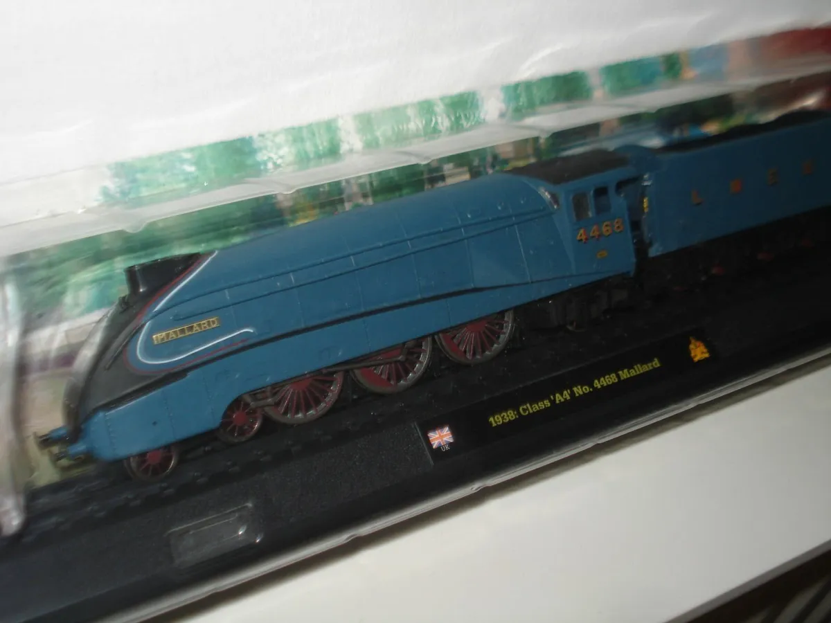STATIC DISPLAY BLUE MALLARD MODEL RAILWAY ENGINE. - Image 4