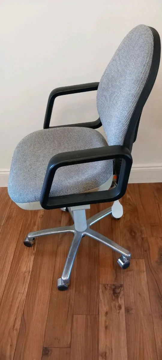 2 x Office Chairs,  Two for 30 euro, very clean - Image 4