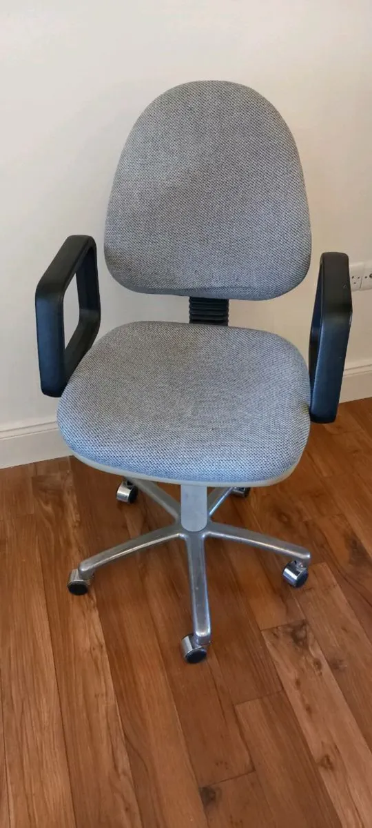 2 x Office Chairs,  Two for 30 euro, very clean - Image 3