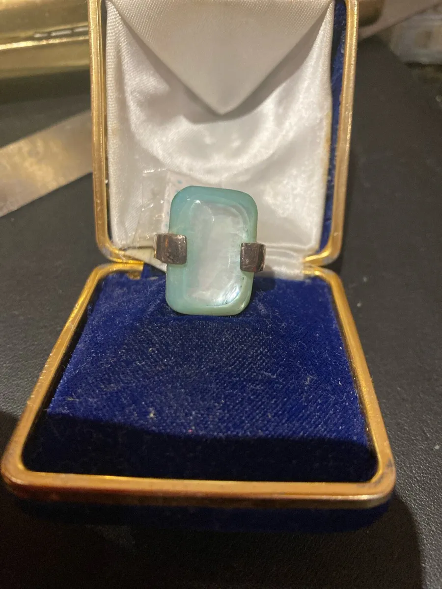 Sterling silver ring with pearlised green stone - Image 1