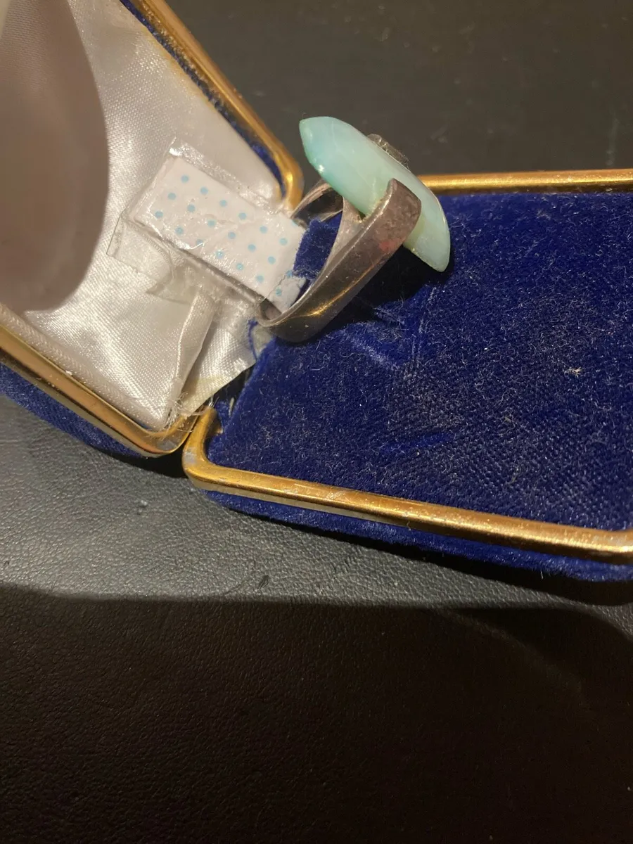 Sterling silver ring with pearlised green stone - Image 4