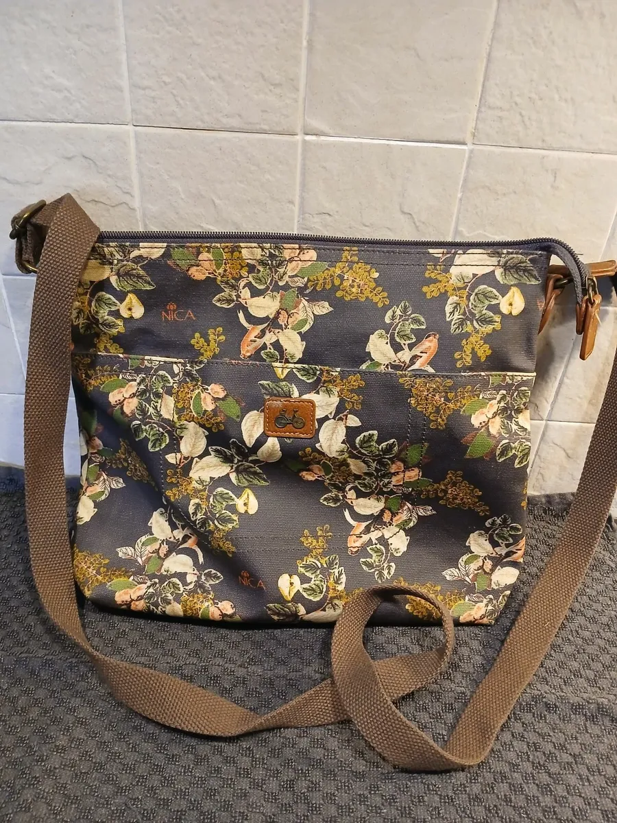Hand bag with flowers and birds - Image 1