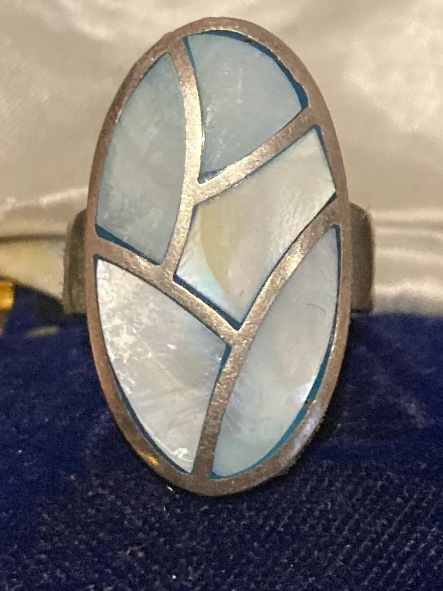 Sterling Silver and mother of pearl ring - Image 2