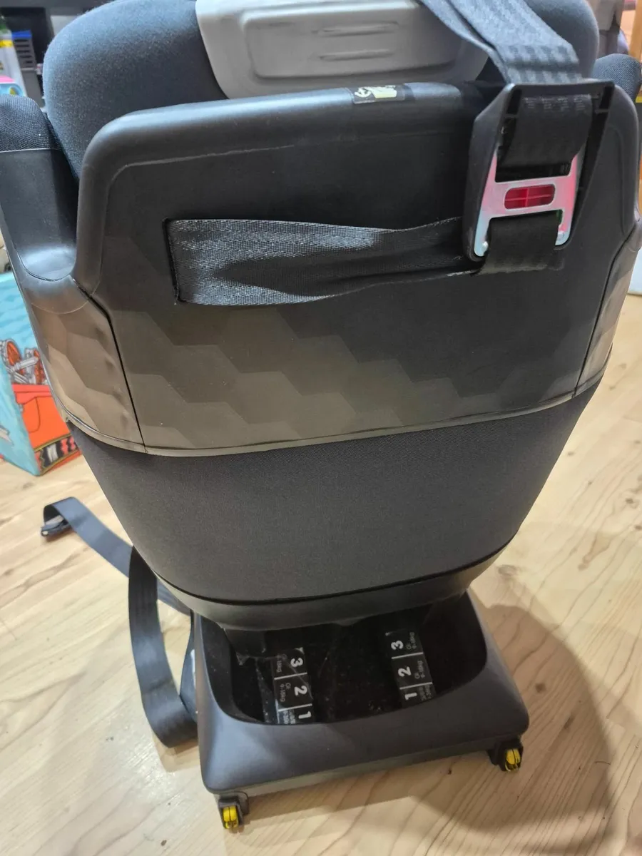 Maxi Cosi Titan Carseat - Image 2