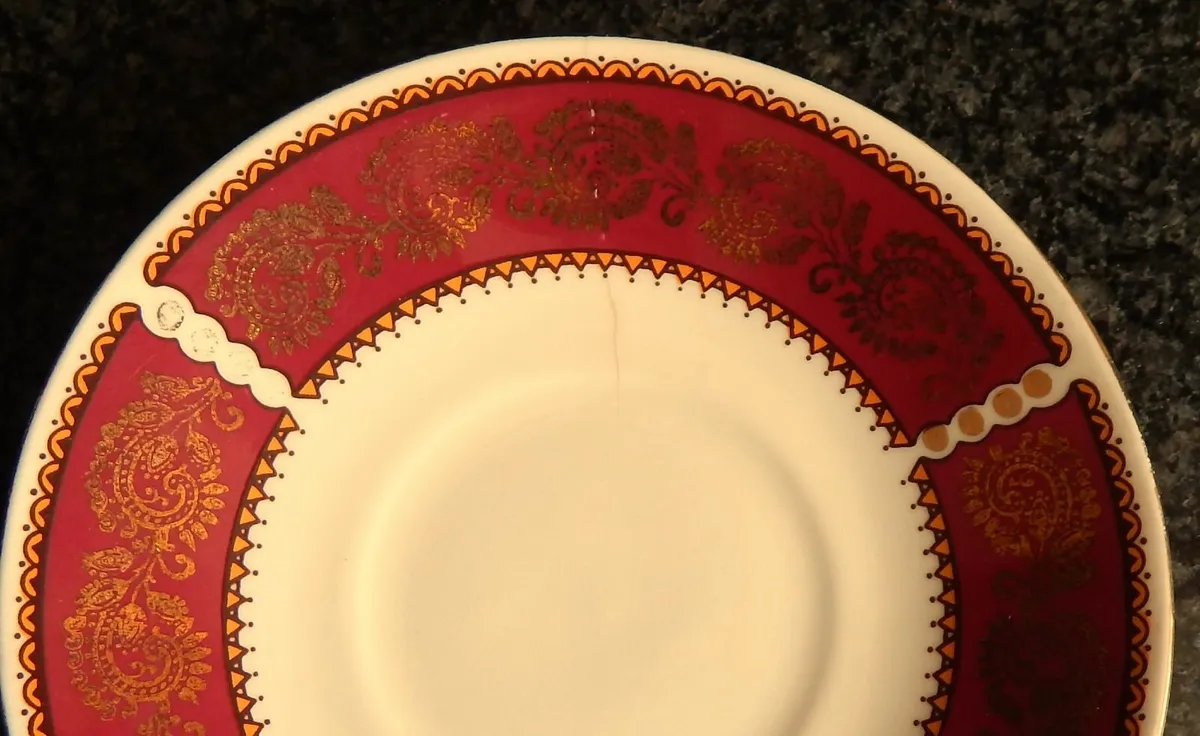 18 Piece Elizabethan Burgundy Bone China Tea Set - Image 3