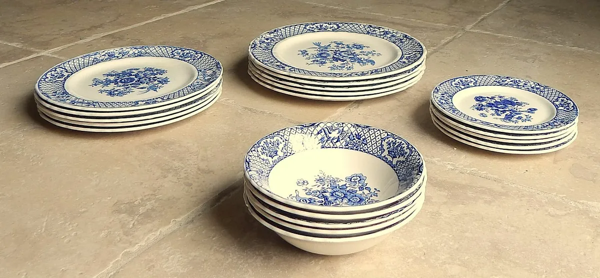 20 Vintage Mason’s Ironstone Dinner Service Pieces - Image 2