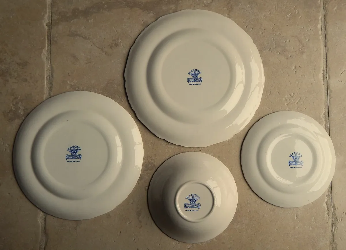 20 Vintage Mason’s Ironstone Dinner Service Pieces - Image 3