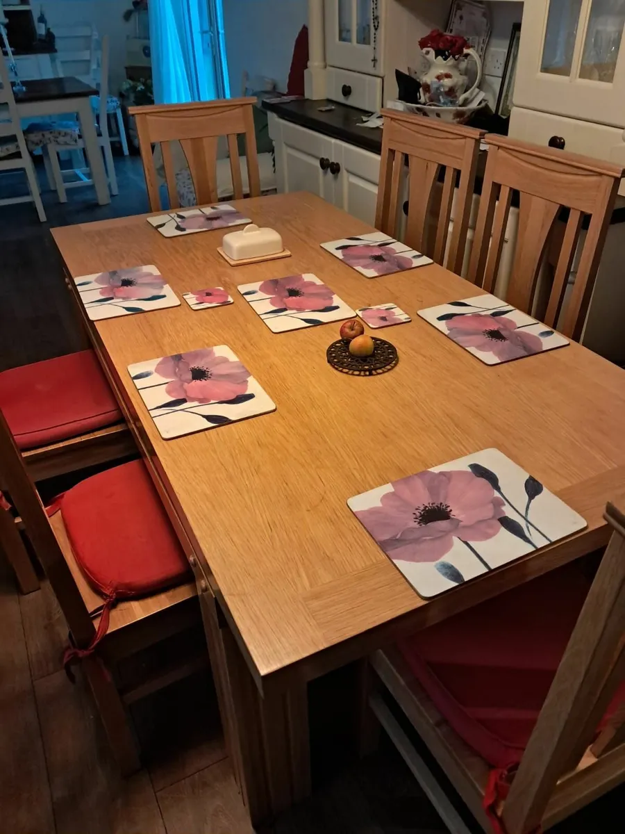 Oak table and chairs,as new. - Image 3