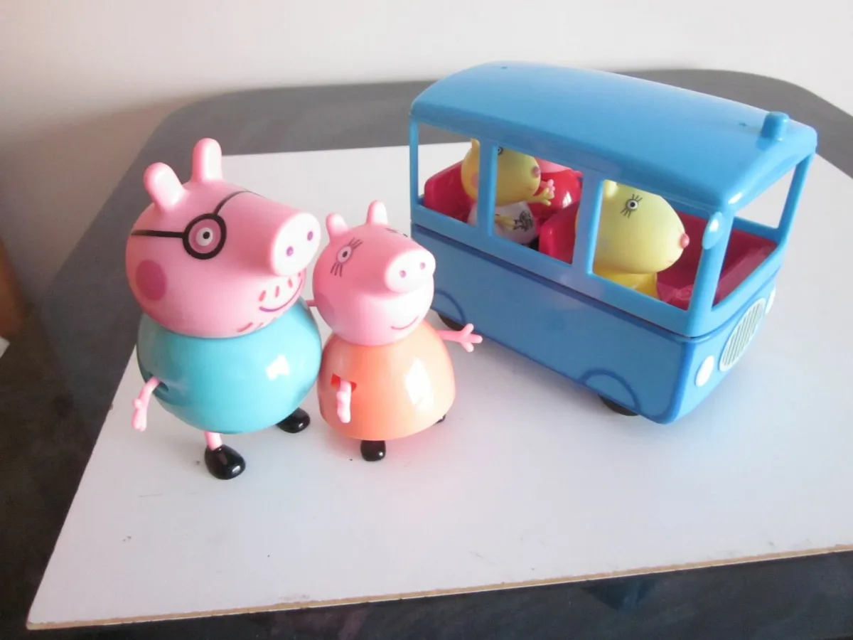 Peppa Pig School Bus with 4 Extra Figures - Image 1