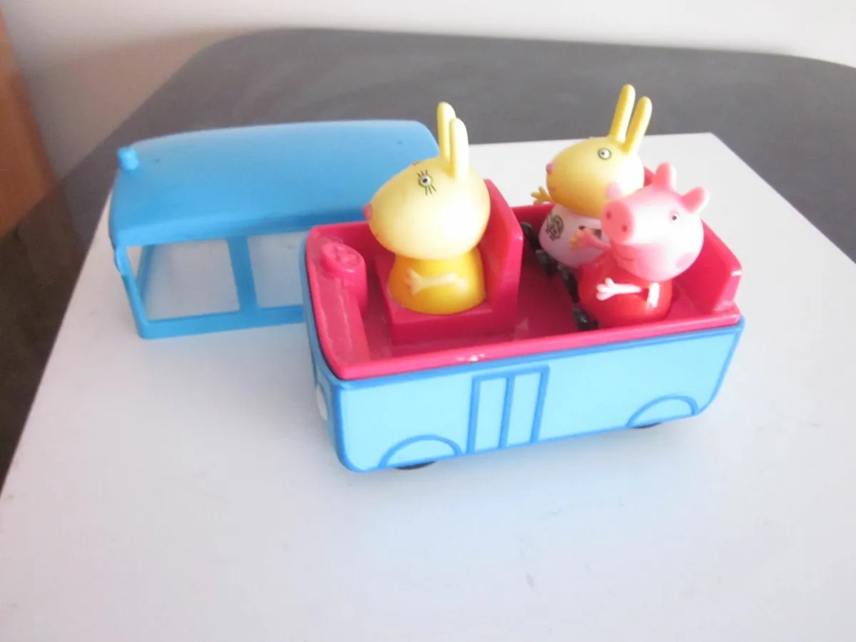 Peppa Pig School Bus with 4 Extra Figures - Image 4