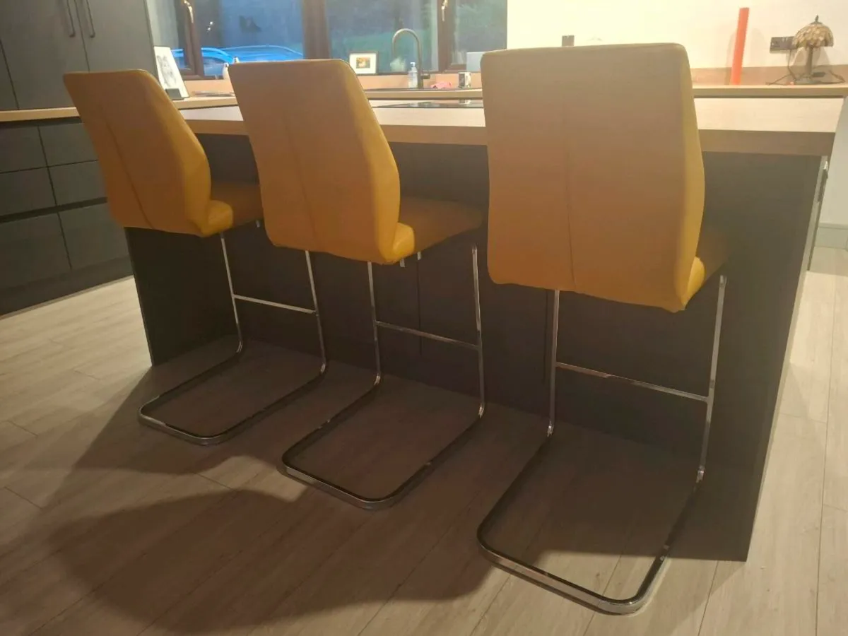 Kitchen island stools - Image 1