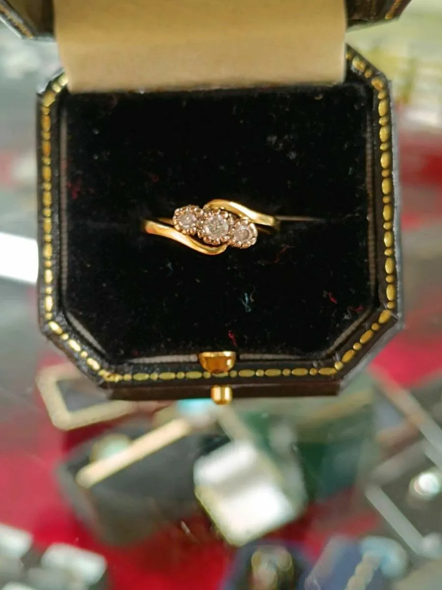 18k Yellow Gold 3 Stones Vintage Diamond Ring - Image 1