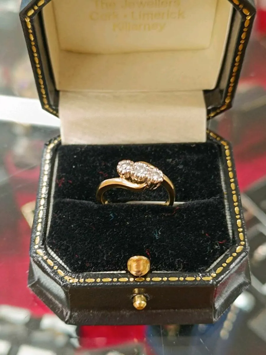18k Yellow Gold 3 Stones Vintage Diamond Ring - Image 2