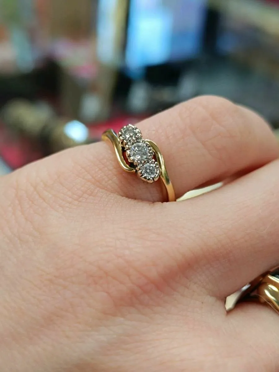 18k Yellow Gold 3 Stones Vintage Diamond Ring - Image 4