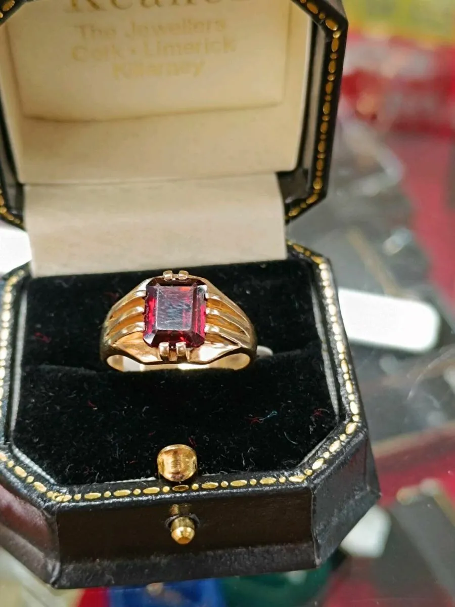 Vintage 9k Yellow Gold & Red Garnet Ring - Image 2