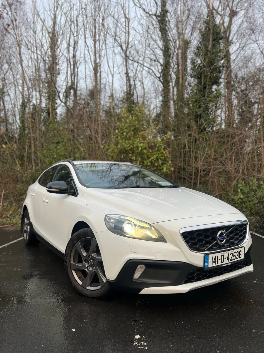 141 Volvo V40 D2 Cross Country Auto - Image 1
