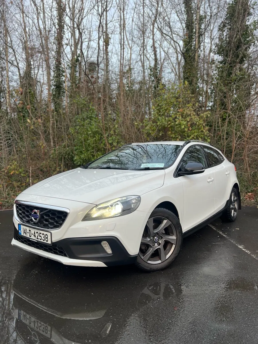 141 Volvo V40 D2 Cross Country Auto - Image 2