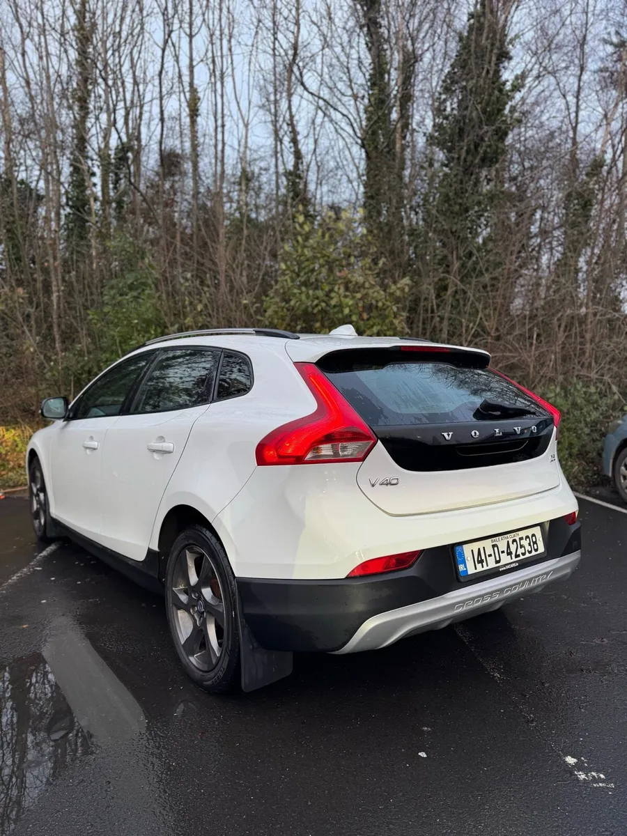 141 Volvo V40 D2 Cross Country Auto - Image 4