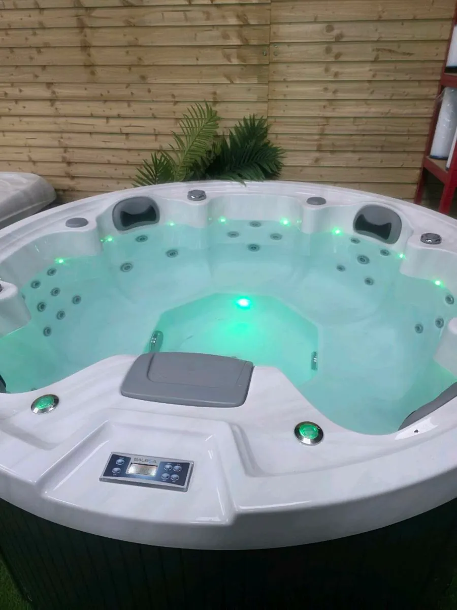 7 person hot tub - Image 1