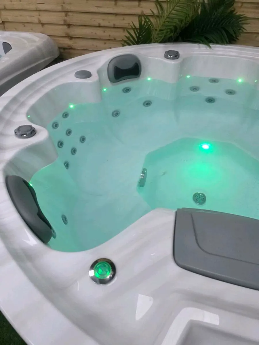 7 person hot tub - Image 3