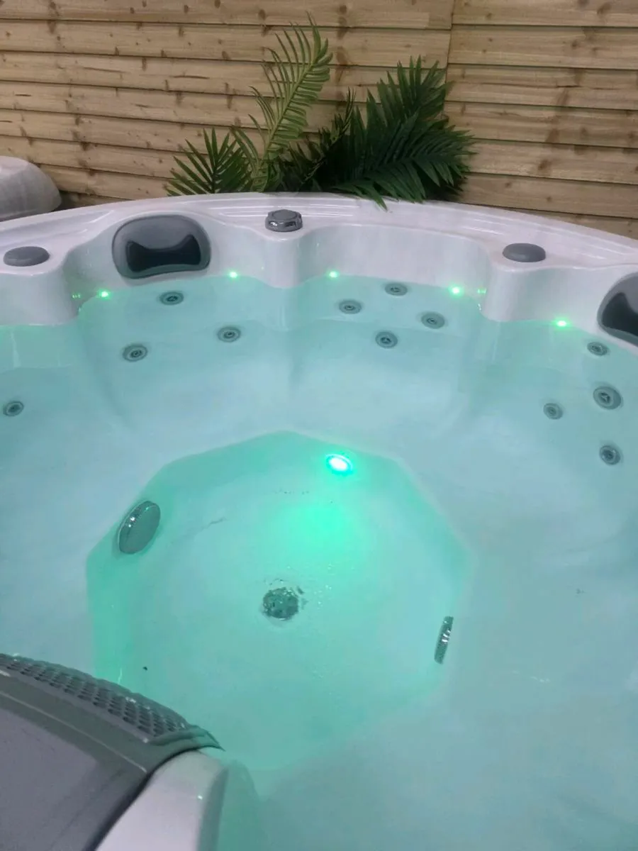 7 person hot tub - Image 4