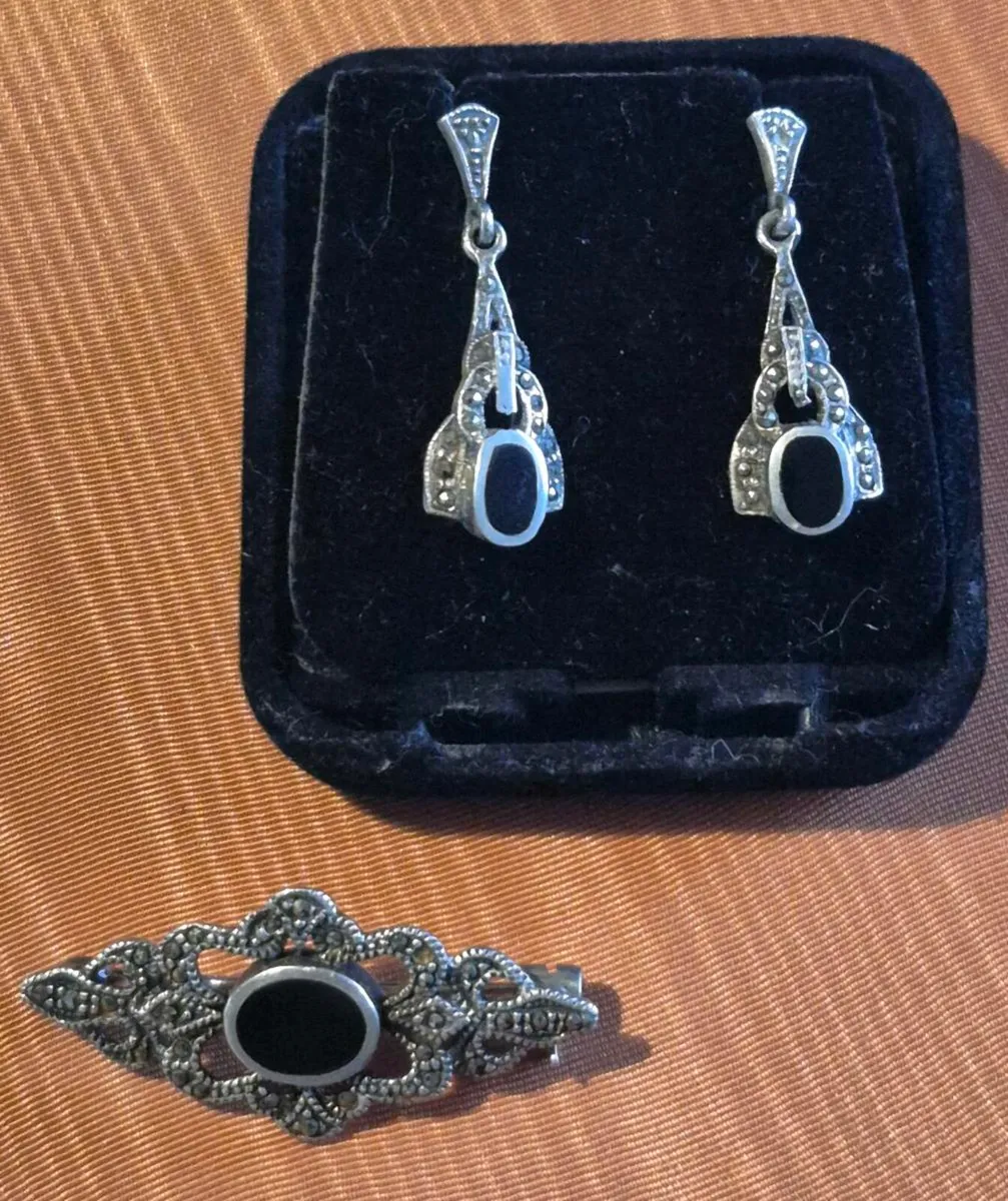 925 Silver, Marcasite & Onyx Earrings & Brooch - Image 1