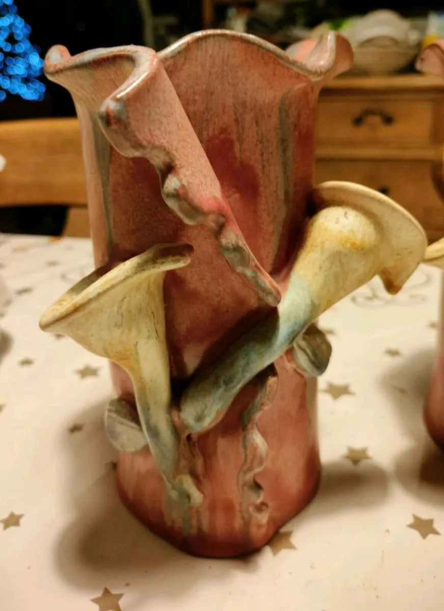 Elderbush Irish pottery 2 Vases. Perfect condition - Image 4