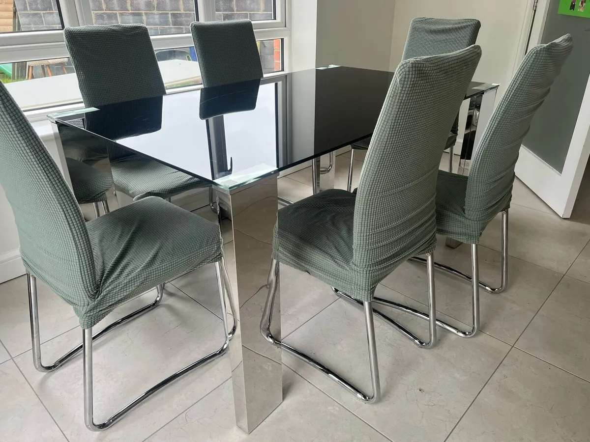 Table and chairs - Image 1