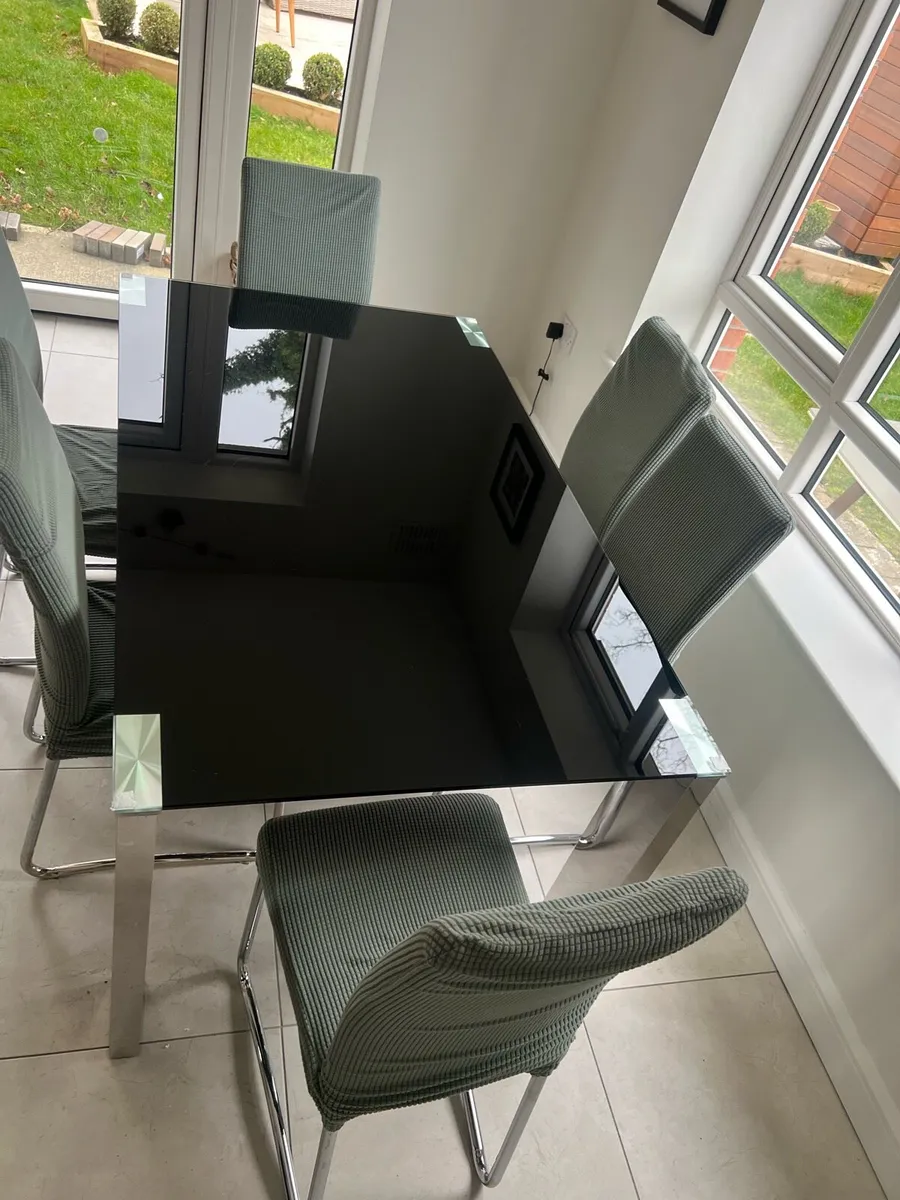 Table and chairs - Image 2