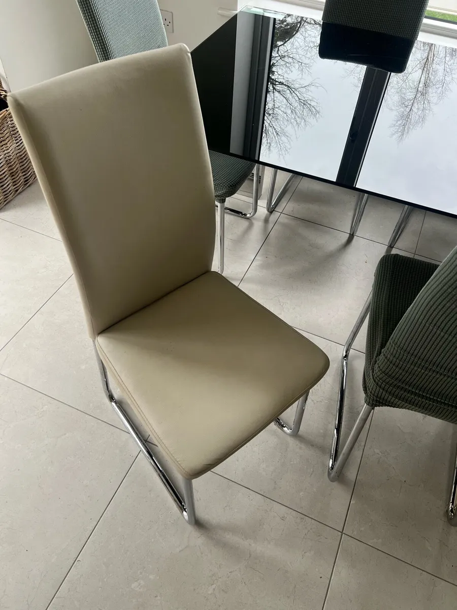 Table and chairs - Image 3