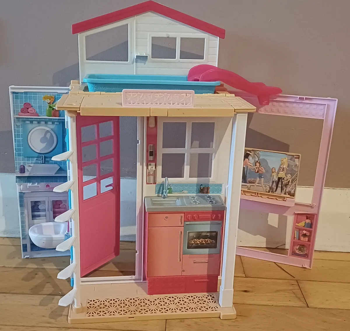 Barbie Beach House and Camper - Image 1