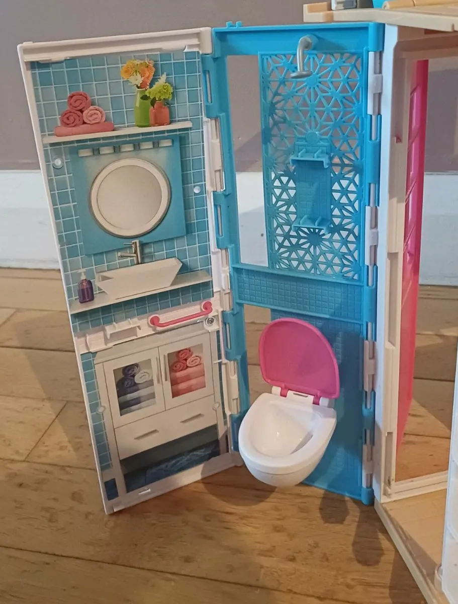 Barbie Beach House and Camper - Image 2