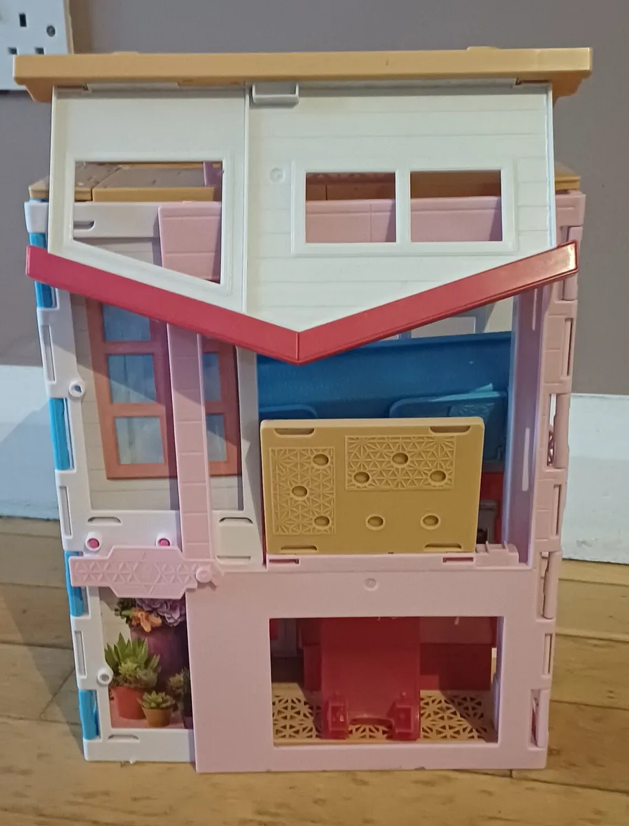 Barbie Beach House and Camper - Image 3