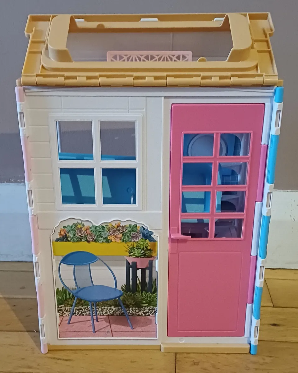 Barbie Beach House and Camper - Image 4