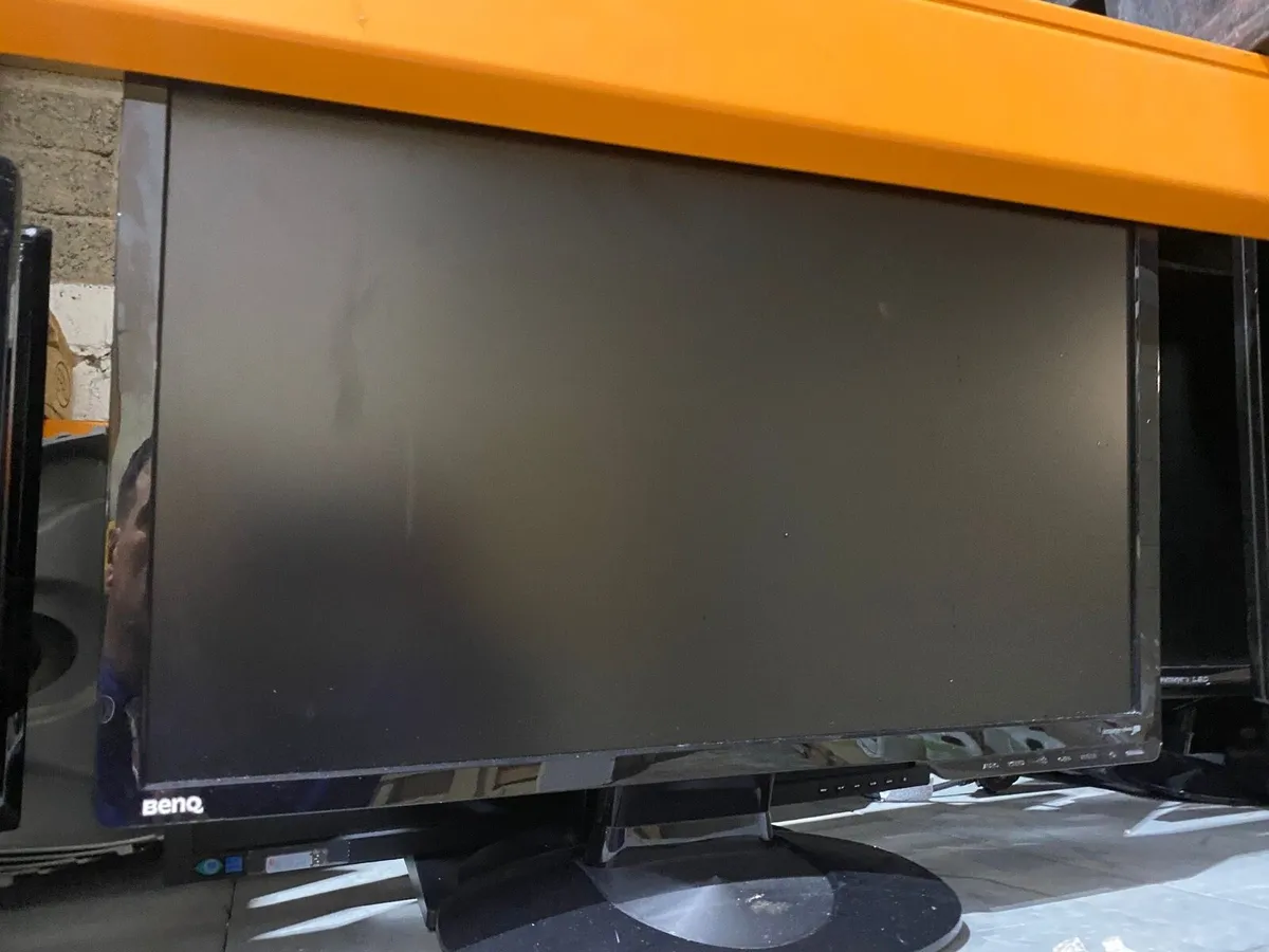 Job lot computer monitors - Image 1