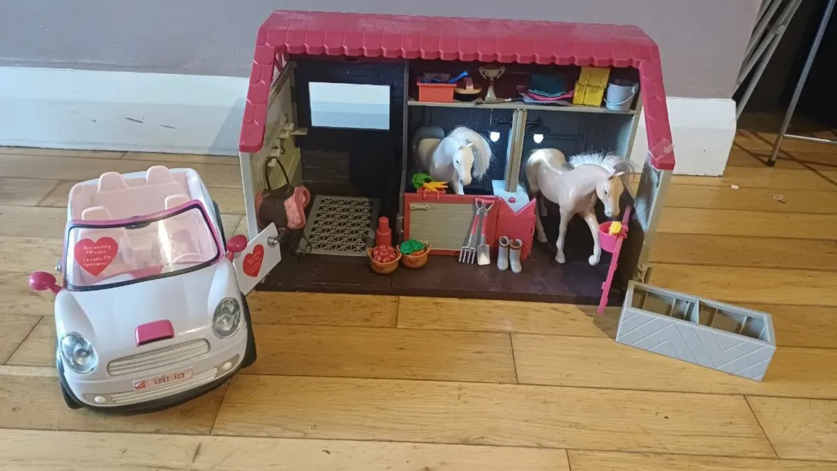 Stable and Car - Image 1