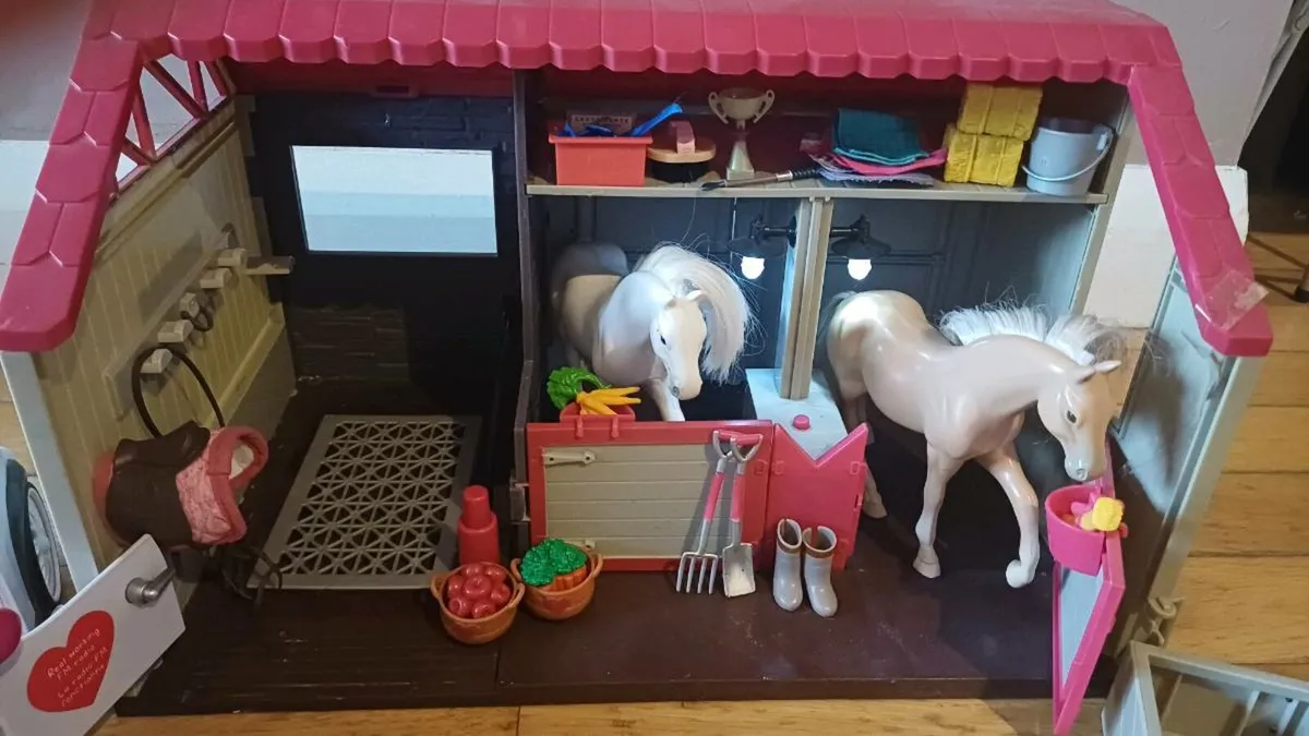 Stable and Car - Image 2