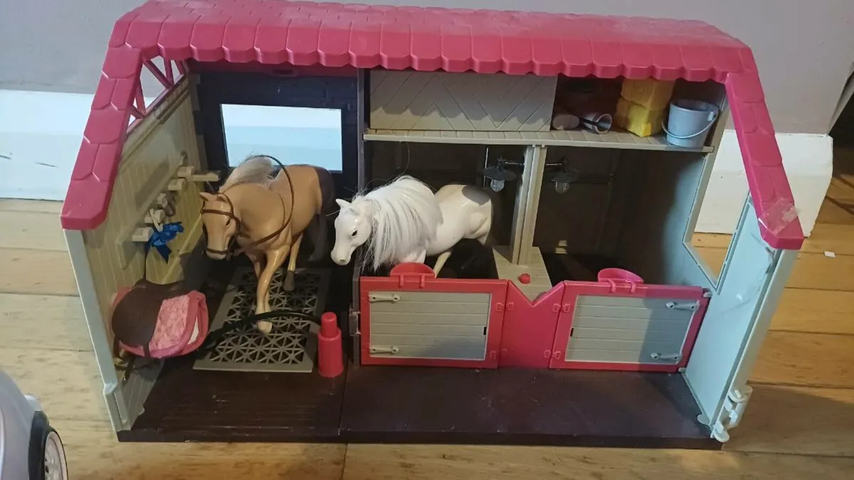 Stable and Car - Image 4