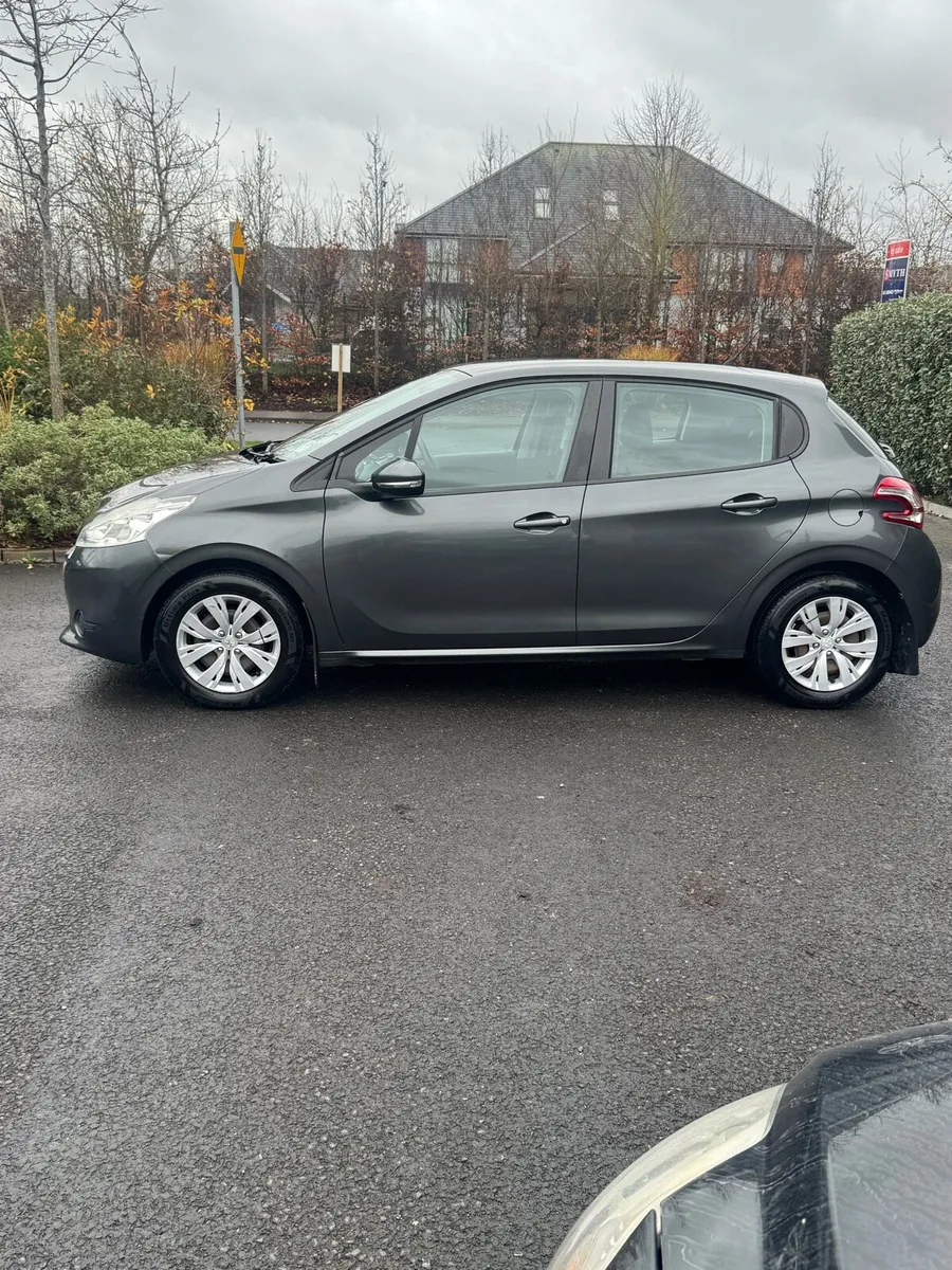 Peugeot 208 1.2 Petrol *low mileage* - Image 4