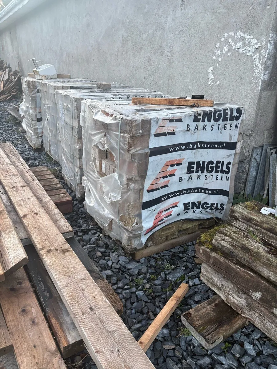 Pallets of bricks - Image 2