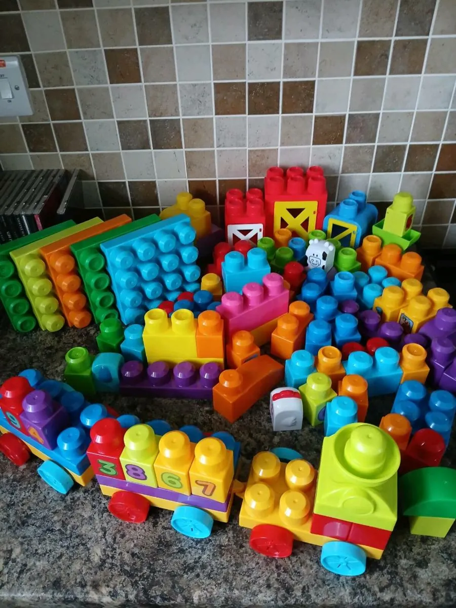Mega blocks train + mega blocks. - Image 1