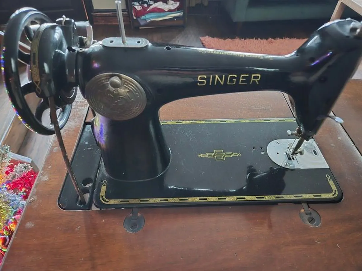 Beautiful Singer Sewing Machine  For Sale! - Image 1
