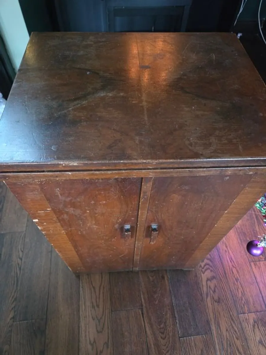 Beautiful Singer Sewing Machine  For Sale! - Image 2