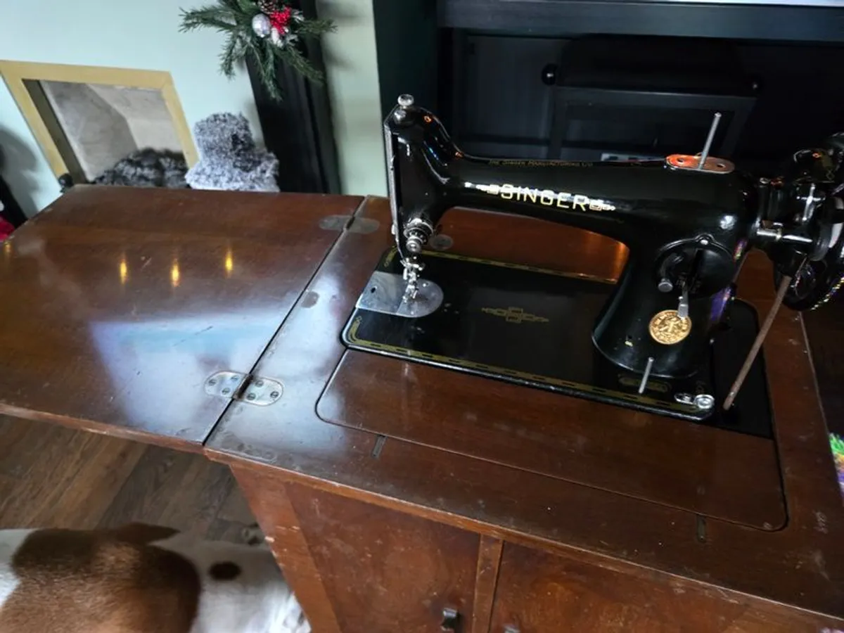 Beautiful Singer Sewing Machine  For Sale! - Image 3