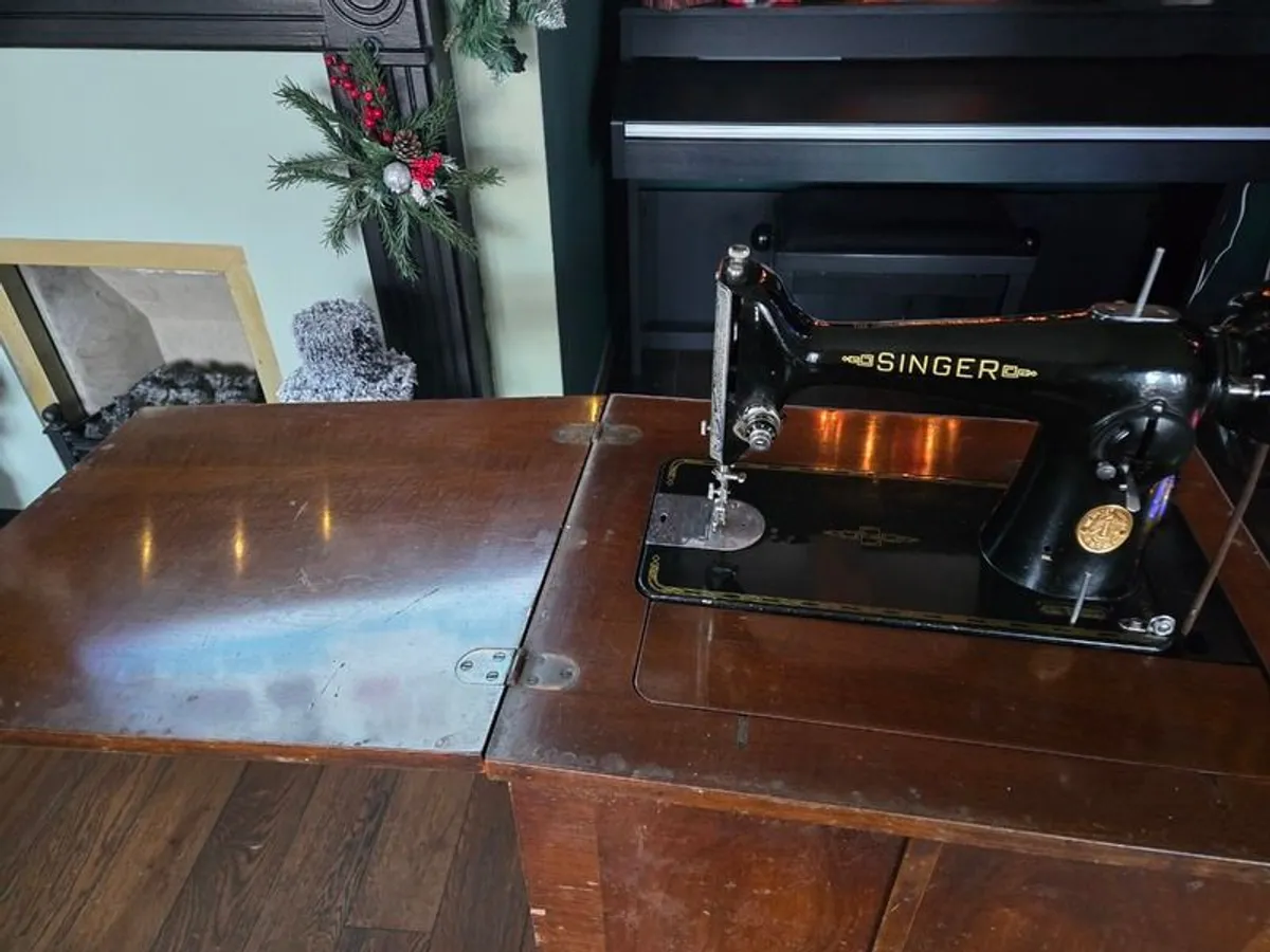 Beautiful Singer Sewing Machine  For Sale! - Image 4