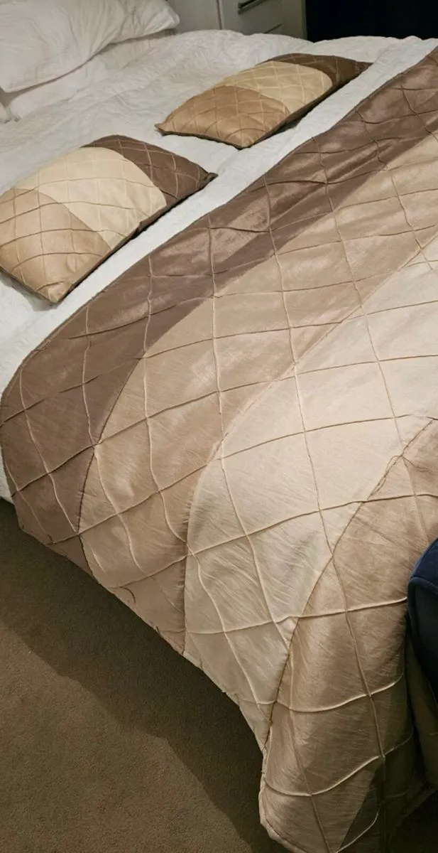 Curtains and bedspread - Image 1