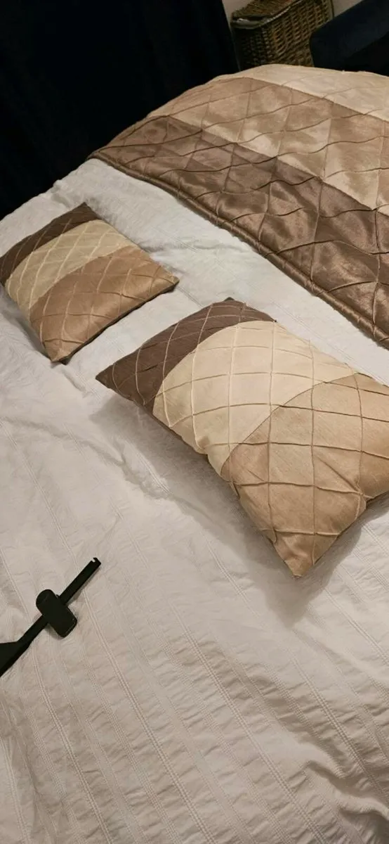 Curtains and bedspread - Image 2