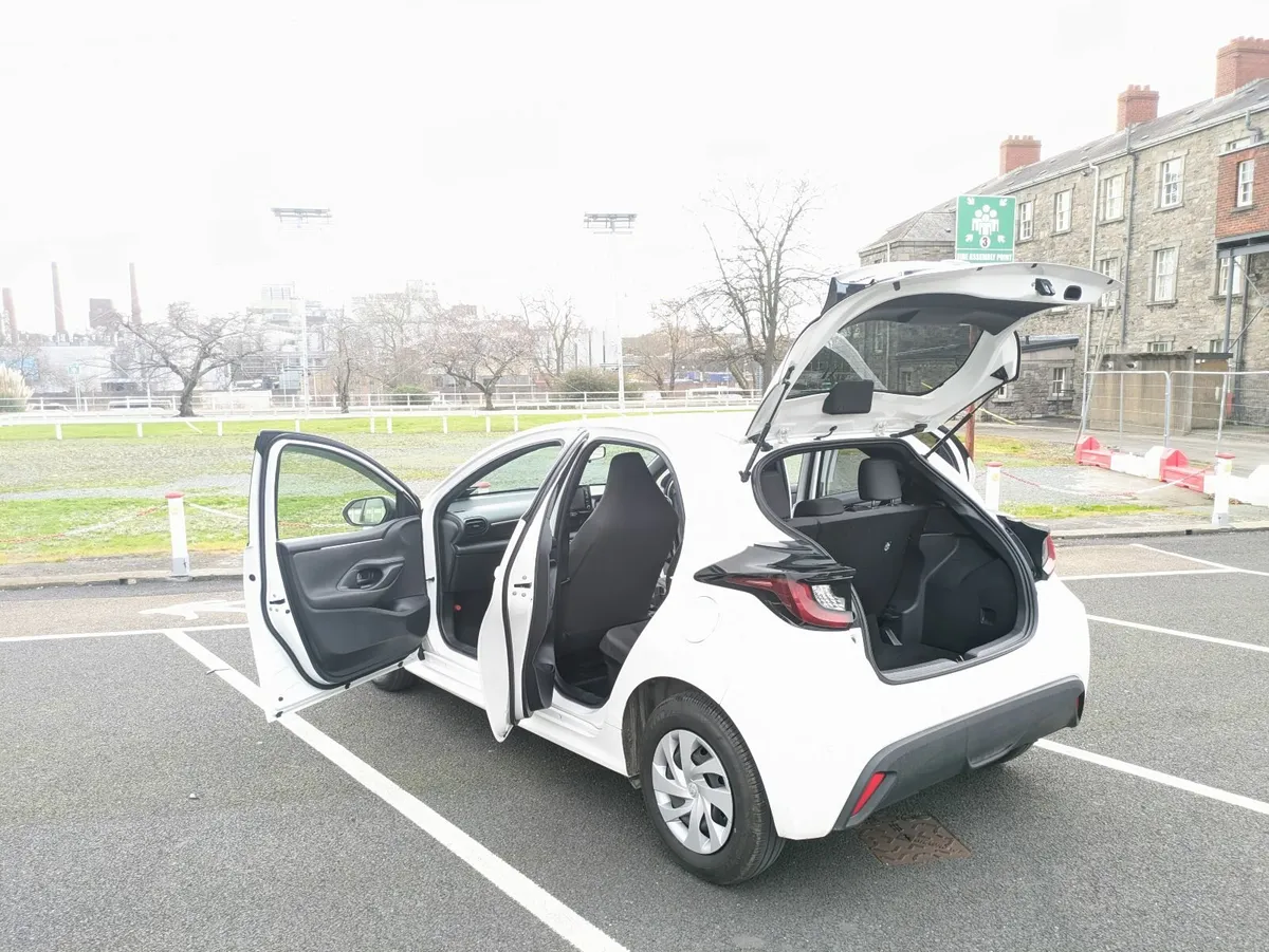 2020 Toyota Yaris 1.5l Hybrid - Image 3