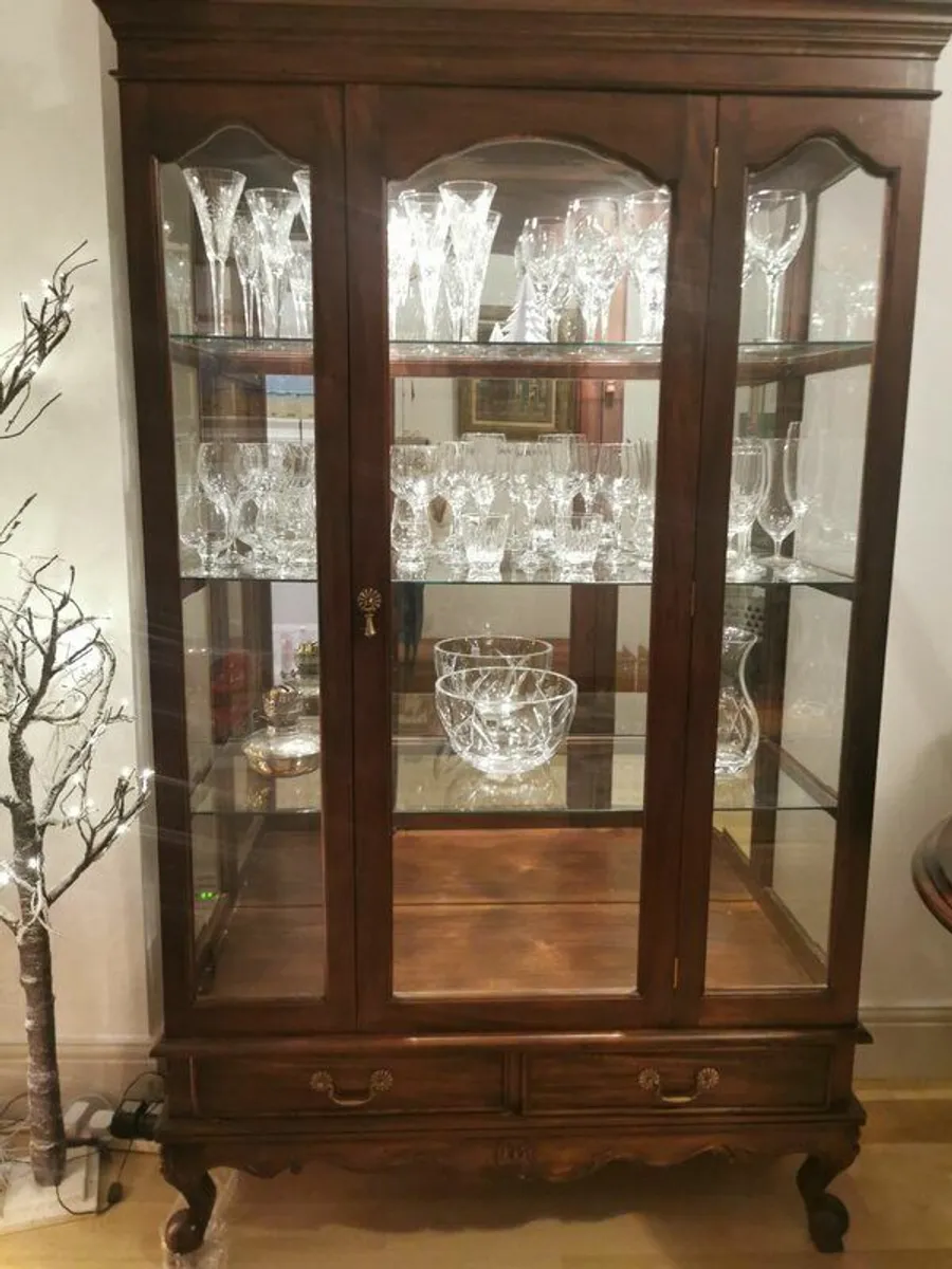 Antique look Mahogony glass cabinet with lighting - Image 1