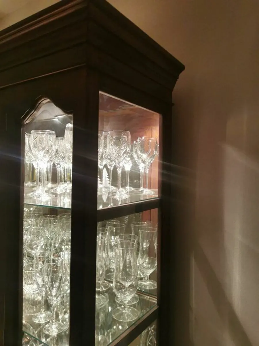 Antique look Mahogony glass cabinet with lighting - Image 2